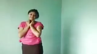 Ta võttis oma brüneti tibi sülle