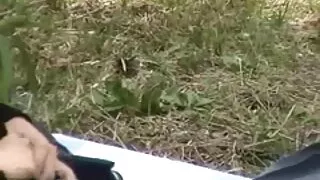 Tüdruk lakub oma kiisu lauas
