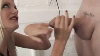 Must naine valetab ja perses vaibal