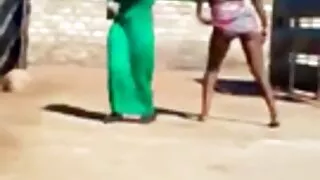 Must vajutab